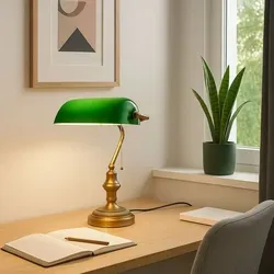 Barcelona LED Tischleuchte Banquero E27 - Vintage Stil in Grün und Messing - Tischlampe im klassischen Design mit grünem Glasschirm und antikgoldfarbenem Fuß, ideal für Büros und gemütliche Räume. E27-Fassung für individuelle Lichtgestaltung und verstellbarer Lampenschirm für gezielte Beleuchtung.