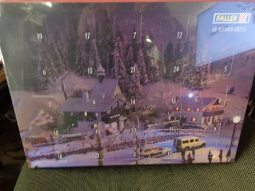FALLER 190029 H0 Adventskalender Figuren - Miniatur-Spielzeug mit liebevoll gestalteten Figuren für die Spurweite H0, ideal für die festliche Gestaltung Ihrer Modelleisenbahn.