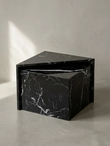 Kadima Design Couchtisch Set, Schwarz mit Marmoroptik - Elegantes 2er Set aus foliertem MDF mit stilvoller Marmor-Hochglanz-Optik, ideal für Wohnzimmer und vielseitig einsetzbar als Beistelltische. Platzsparend und mit Anti-Rutsch-Noppen für Schutz.