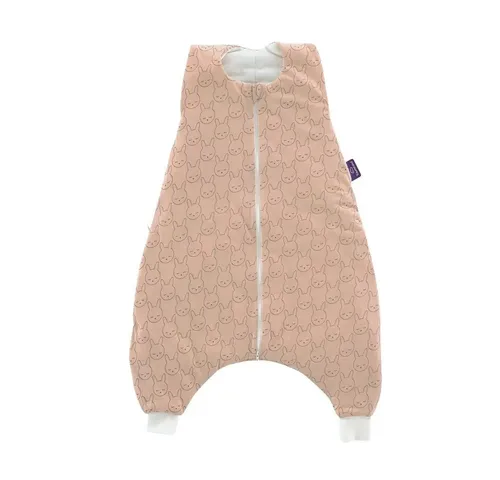 Träumeland Babyschlafsack Ganzjahres Schlafanzug TO GO Kuschelhase beige, Größe 104 - Ganzjahres Schlafanzug TO GO in beige mit Kuschelhase-Design, Größe 104. Ideal für sicheres Gehen und Bewegungsfreiheit. Die doppelt regulierbare Belüftung sorgt für ein angenehmes Schlafklima.