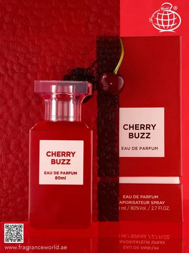 Fragrance World Cherry Buzz Eau de Parfum für Damen - Verführerischer Duft mit fruchtigen Kirsch- und würzigen Ingwer-Noten, ideal für selbstbewusste Frauen, die einen bleibenden Eindruck hinterlassen möchten.