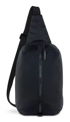 Chiemsee Light N Base Crossbody Brusttasche für Männer und Frauen, schwarz - Herren-Schultertaschen mit vielen Fächern für optimale Organisation, verstellbarem Gurt und umweltfreundlichem RPET-Material für nachhaltigen Komfort.