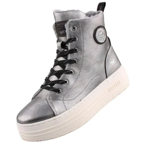 Mustang Damen High-Top Sneaker Silber - Sneaker aus Kunstleder mit warmem Kunstfell, ideal für vielseitige Outfits. Innenseitiger Reißverschluss für schnellen Einstieg und robuste Synthetiksohle für unbeschwerten Komfort.