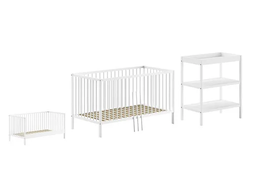 aufm Kessel Babymöbel-Set Kara-lynn 5-teilig - Vielseitiges Babymöbel-Set aus massivem Buchenholz in Weiß, inklusive Babybett mit Umbaufunktion und praktischen Beistellregal. Ideal für eine stilvolle und funktionale Babyzimmergestaltung.