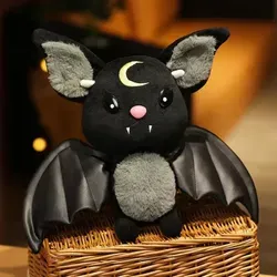 Fledermaus Kuscheltier 30 cm - Schwarz Plüschtier mit Mondmotiv - Erleben Sie Geborgenheit mit dem Fledermaus Kuscheltier 30 cm - Schwarz Plüschtier. Ideal zum Kuscheln und Dekorieren, bringt es ein Lächeln ins Gesicht und sorgt für eine gemütliche Atmosphäre in jedem Raum.