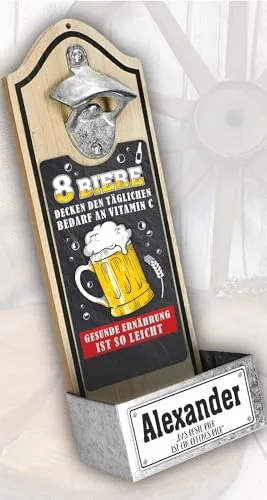 Wandflaschenöffner PERSONALISIERBAR - 8 Biere Vitamin C - Mit Name und Spruch individualisierbar | Flaschenöffner für die Wand | Bieröffner mit Auffangbehälter für Kronkorken im Retro Vintage-Design