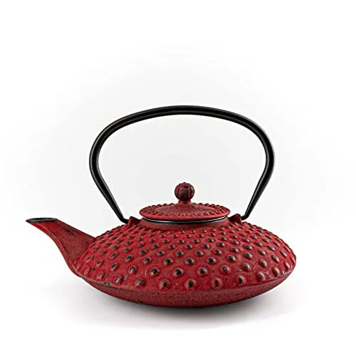 teayumi Teekanne CHIYO Tetsubin Gusseisenkanne 800 ml Rot - Teekannen – Klassische Gusseisenkanne im Noppen-Design, ideal für die traditionelle Grünteezubereitung dank tiefem Kannenhals und herausnehmbarem Edelstahlsieb.