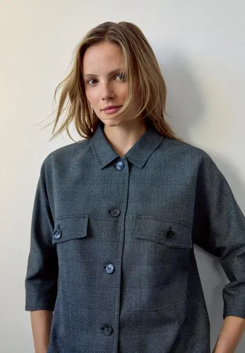 More & More Relaxed Fit Blazer in Anthrazit, Größe 40 - Eleganter Damen Blazer mit 3/4-Ärmeln und Knopfleiste. Der Relaxed Fit sorgt für Bewegungsfreiheit, während der Viskose-Mix angenehmen Tragekomfort bietet. Ideal für vielseitige Kombinationen.