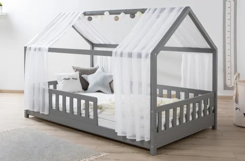 Ticaa Hausbett Kim mit Rausfallschutz - Abenteuerbett für Kinder, höhenverstellbar und aus nachhaltigem Kiefernholz, inkl. Tüll-Set für kreative Gestaltung und zusätzlichen Rausfallschutz.