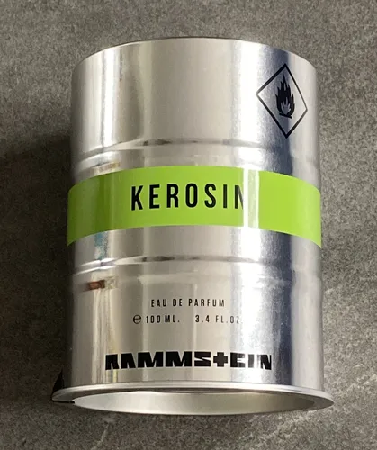 Rammstein Kerosin Eau de Parfum 100ml - Intensiver Duft - Eau de Parfum in Sprayform mit 100 ml Inhalt. Entdecken Sie den einzigartigen Duft Kerosin aus der Seemann-Serie für ein unvergessliches Dufterlebnis.
