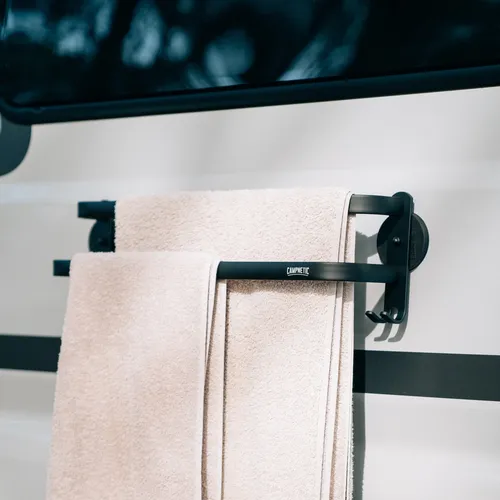 Campnetic magnetischer Handtuchhalter schwarz 50cm - Praktisches Camper Zubehör für Kastenwagen und Vans: Magnetischer Handtuchhalter mit hoher Haftkraft, ideal für nasse Handtücher beim Camping - inkl. Aufbewahrungsbeutel und gummierten Magneten für kratzfreien Halt.