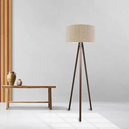 lux.pro Stehlampe Newport – 1-flammige Tripod Lampe für stilvolle Wohnräume - Standleuchten & Deckenfluter: Mit 140 cm Höhe und dreibeiniger MDF-Konstruktion kombiniert diese Stehleuchte Stabilität und Atelier-Charme für jedes Ambiente.