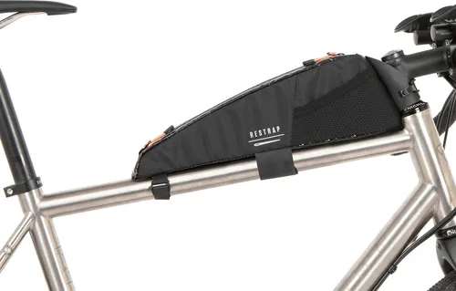 Restrap ADVENTURE RACE Oberrohrtasche 1,5 Liter - Fahrradtasche für Ultra-Distanz-Rennen, wasserdicht und mit reflektierenden Details für Sicherheit bei Nachtfahrten. Praktische Meshnetze und stabile Konstruktion für optimalen Stauraum.