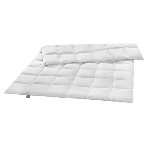 liebling Gänsedaunendecke 135 x 200 cm – Premium Ganzjahresbettdecke - Hochwertige Daunendecke mit 480 g Füllgewicht, gefertigt aus feinstem Mako-Daunenbatist. Die Kassetten-Steppung sorgt für gleichmäßige Wärmeverteilung und verhindert ein Verrutschen der Füllung. Pflegeleicht und nachhaltig.