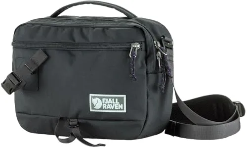 Fjällräven Vardag Shoulder Bag 6 coal black (037) ONESIZE - Fjällräven Schultertasche, gefertigt aus robustem, recyceltem 500D-Polyamid, ideal für Alltag und Freizeit. Mit 6 Litern Volumen und cleveren Fächern für optimale Organisation.
