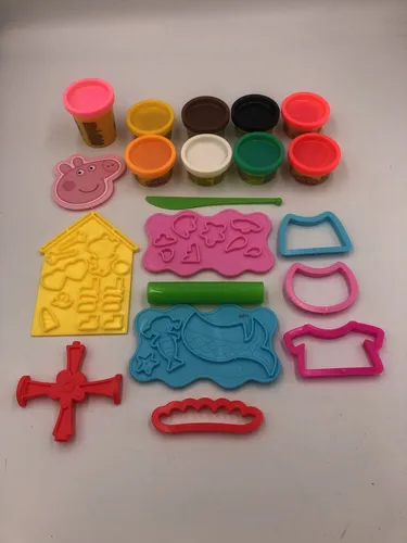 Play-Doh Peppa Wutz Stylingset - Knete Set für Kinder ab 3 Jahren, mit 9 Farben und 11 Accessoires für kreatives Gestalten von Peppa Wutz in verschiedenen Rollen.