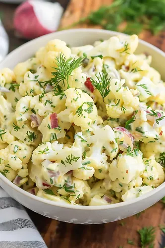 Kartoffelsalat mit Sahne, Ei und eingelegten Gurken 1x1kg - Fertigmahlzeiten: Köstlicher Kartoffelsalat mit Sahne, Ei und eingelegten Gurken, perfekt für 5 oder mehr Portionen, ideal für gesellige Anlässe.