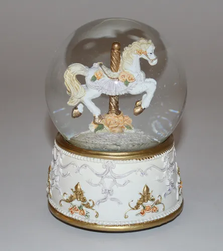 Nostalgische Schneekugel mit Spieluhr