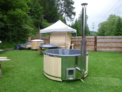 Whirlpool Badefass aus Thermoholz mit Holzofen - Genießen Sie entspannende Stunden im 2,4 m großen Whirlpool aus hochwertigem Thermoholz. Ideal für den Garten – robust und langlebig für unvergessliche Momente.