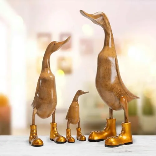 Handgefertigte Deko-Figur Ente mit goldenen Stiefeln aus Holz, 25cm - Einzigartige Holzente mit goldenen Stiefeln, ideal als Geschenk für Sammler. Diese handgefertigte Deko-Figur bringt modernen Charme in jede Einrichtung und setzt besondere Akzente.