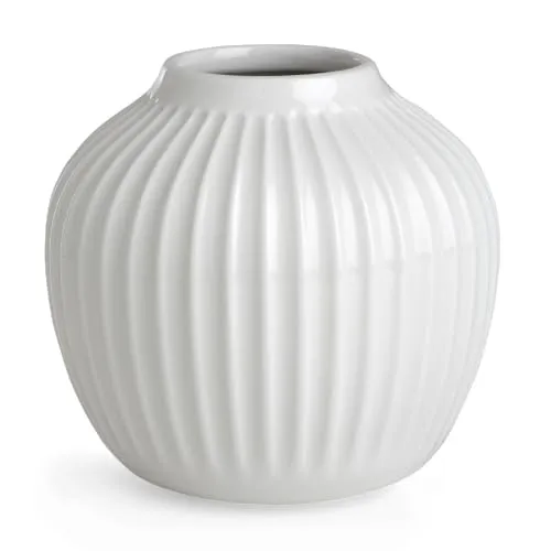 Kähler Design Hammershøi Vase, H 13 cm - Weiß - Elegante Porzellanvase aus der Hammershøi Serie mit charakteristischem Rillenmuster, ideal für stilvolle Dekoration in jedem Raum.