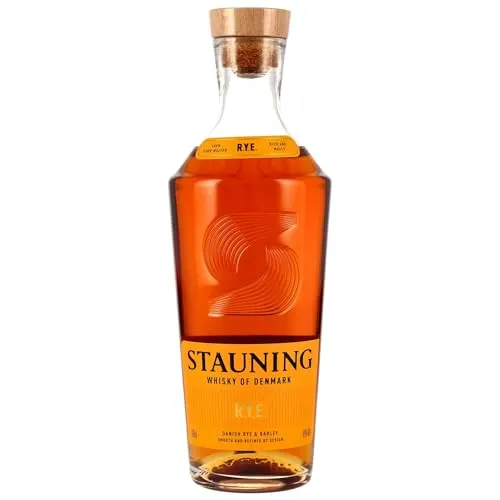 Stauning RYE - Floor Malted Rye Whisky - Danish Rye Whisky, handwerklich hergestellt mit gemälztem Roggen und Gerste, reift mindestens drei Jahre in stark getoasteten Weißeichenfässern für einzigartigen Geschmack.