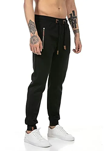 Redbridge Herren Jogginghose Sweatpants Schwarz - Stilvolle und bequeme Jogginghose von Redbridge für Herren. Aus hochwertigem Materialmix, bietet sie hohen Tragekomfort und vielseitige Kombinationsmöglichkeiten. Mit schmal zulaufendem Bein und praktischen Reißverschlusstaschen.