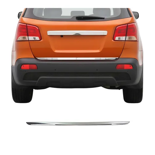 OMAC Heckklappenblende für KIA SORENTO II (XM) - Hochwertige Edelstahlblende für den Kofferraum, einfach anzubringen und mit Montageanleitung. Perfekte Passform für Modelle von 2009 bis 2013, verleiht Ihrem Fahrzeug einen eleganten Look.