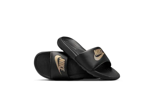 Nike Sportswear VICTORI ONE SLIDE Badesandale schwarz 47,5 EU - Sportliche Badesandale in Größe 47,5, perfekt für den Sommer. Die leichte Phylon-Mittelsohle sorgt für hohen Tragekomfort, während das offene Design ideal für Schwimmbad und Strand ist.
