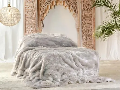 Wohnen & Accessoires Felldecke Zobel grau 150x200cm - Luxuriöse Webpelzdecke aus hochwertigem Polyacryl, tierfreundlich und pflegeleicht, ideal für gemütliche Abende auf dem Sofa.