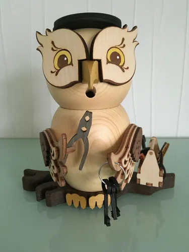 Kuhnert Räucherfigur Eule Handwerker 37218 - Handarbeit aus dem Erzgebirge - Nussknacker: Handgemachte Räucherfigur in Eulenform, ideal für Liebhaber von traditioneller Handwerkskunst und gemütlicher Raumatmosphäre.