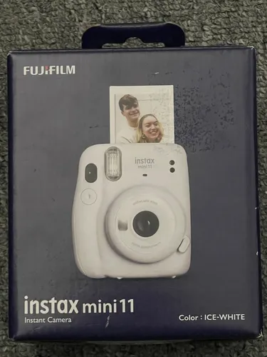 FUJIFILM Instax Mini 11 Kamera ice white - Sofortbildkamera mit 10er Film, ideal für spontane Aufnahmen und Selfies dank integriertem Spiegel. Kompakt und leicht für unterwegs.