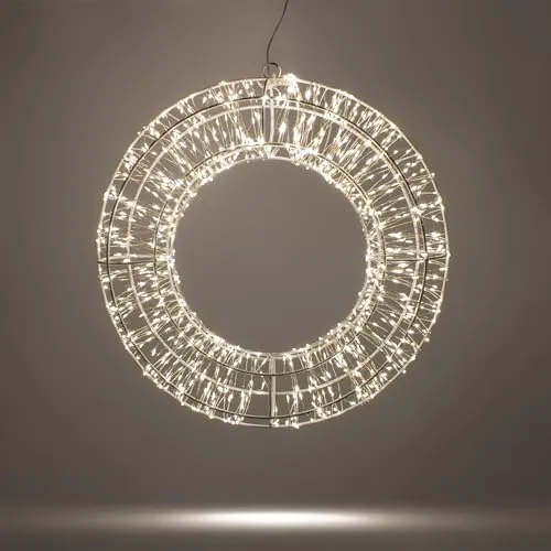 Spetebo LED Metallkranz Silber mit 960 LED - Stimmungsvolle Weihnachtsbeleuchtung - Dekorativer Metallkranz mit 960 warmweißen LEDs und Timerfunktion – ideal für Haustüren und Balkone. Spritzwassergeschützt (IP44) für den Außenbereich.