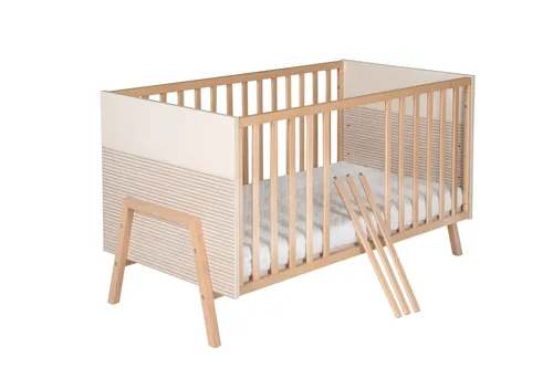 Schardt Babybett Happy 70 x 140 cm – stilvoll und funktional - Das Babybett Happy von Schardt bietet eine sichere Schlafumgebung für Ihr Kind. Mit 3-fach höhenverstellbarem Rost und massiver Buche ist es ideal für die ersten Lebensjahre. Maße: 151 x 77 x 86,5 cm.