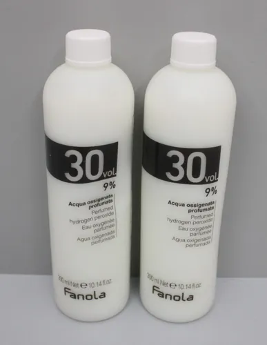 Fanola Peroxid Entwickler 12 % 40 VOL 300 ml - Optimaler Entwickler für die Fanola Cream Color Linie, sorgt für eine gleichmäßige Farbabgabe und intensives Farbergebnis. Angenehm duftend und einfach in der Anwendung.