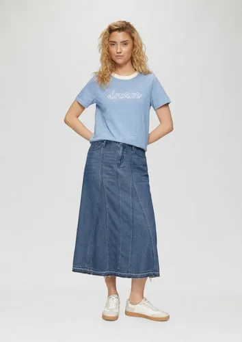 s.Oliver RED LABEL Midi-Rock 'SKIRT' aus Denim - Eleganter und lässiger Midi-Rock in Jeansblau mit ausgefranstem Saum, ideal für stilvolle Freizeitlooks. Praktisches 5-Pocket-Design und Gürtelschlaufen für zusätzlichen Komfort.