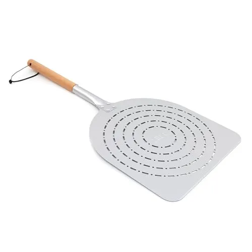 ZiiPa • Pizzaschaufel perforiert EVA • Leicht eloxiertes Aluminium • Ergonomischer Griff aus Buchenholz • Antihaftbeschichtung • abgeschrägter Rand • 65 x 30,5 cm