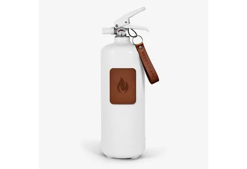 Nordic Flame Feuerlöscher weiß mit Leder Emblem Dunkel 2 kg N130 - Eleganter 2 kg Feuerlöscher in Weiß mit Echtleder Emblem, ideal für Zuhause. Höchste Löschklasse 13A 89B C und schickes Design-Element für Ihre Einrichtung. Inklusive diskreter Wandhalterung.