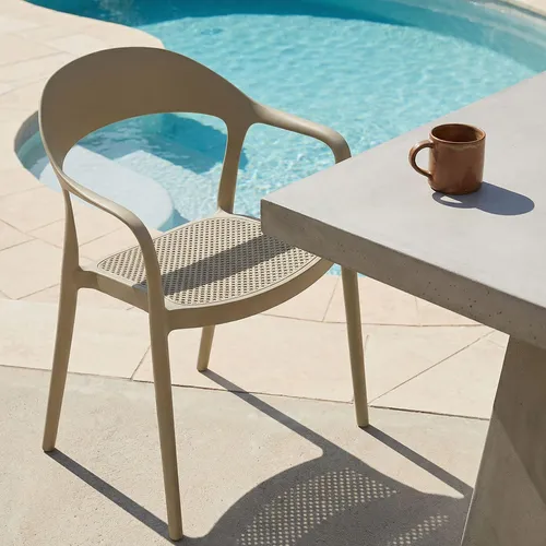 Idimex Gartenstühle Champagner 6er Set - Elegante und wetterfeste Gartenstühle in Wiener Geflecht-Optik, ideal für Balkon und Terrasse. Leicht stapelbar und pflegeleicht für perfekten Komfort an warmen Sommertagen.