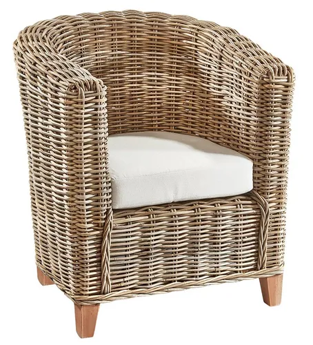Kobolo 4-Fußstuhl RUSTO aus Rattan mit Sitzkissen – stilvoller Esszimmerstuhl - Der RUSTO Sessel von Kobolo vereint rustikales Design mit modernem Komfort. Aus robustem Naturgeflecht und Holz gefertigt, bietet er eine angenehme Sitzgelegenheit für Essbereiche oder Lounges – ideal zum Entspannen.