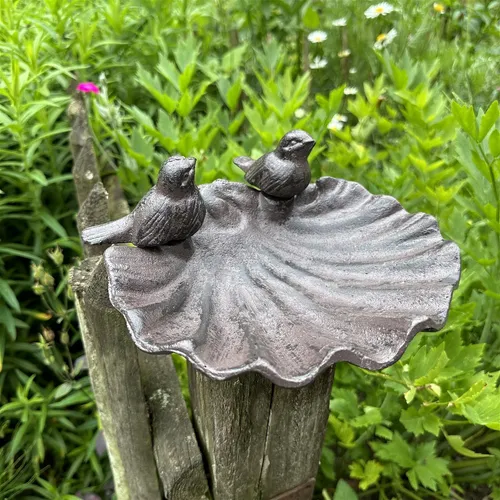 Romantische Vogeltränke aus Eisen - Vogelbad und Futterschale - Braune Vogeltränke aus robustem Eisen, ideal für Vögel als Tränke oder Futterschale, verleiht Ihrem Garten eine charmante Note.
