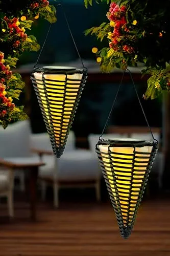 Solar Hängelampen 2er Set - LED Außenleuchte in Rattan-Optik - Stimmungsvolle Lampen für Garten & Balkon: Solarbetriebene Hängelampe mit warmweißem Flackerlicht schafft eine gemütliche Atmosphäre und schaltet sich automatisch bei Dunkelheit ein.