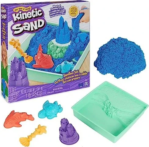 Kinetic Sand Sandbox Set Blau – Kreatives Spielvergnügen mit 454 g magischem Sand - Kreatives Sandbox Set mit original Kinetic Sand in Blau, Förmchen und Schaufel. Fördert die Fantasie und motorische Fähigkeiten von Kindern ab 3 Jahren.