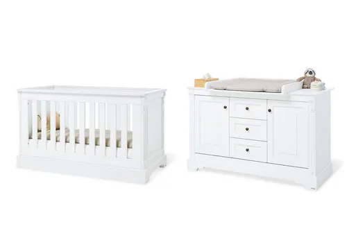 Pinolino Babyzimmer Emilia in Weiß - Hochwertige Möbelgarnitur für Babys, umbaubar zum Juniorbett. Mit 3 Schubladen, höhenverstellbar und inklusive Lattenrost – ideal für die sichere und praktische Ausstattung Ihres Babyzimmers.