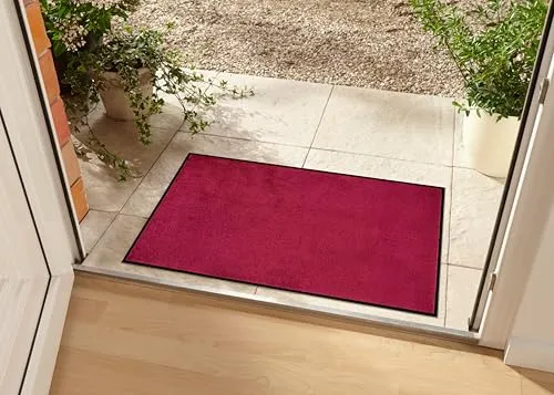 Hanse Home Waschbare In- & Outdoor Fußmatte Uni Rot 80x120 cm - Hochwertige Schmutzfangmatte für Innen- & Außenbereiche, pflegeleicht und langlebig. Der Gummirücken sorgt für sicheren Halt, während die einfarbige Gestaltung jeden Eingangsbereich verschönert.