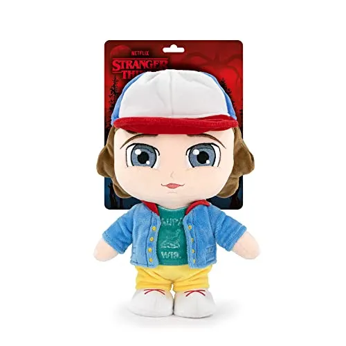 Famosa Softies - Stranger Things Dustin Plüschtier - Kuscheltiere aus 100% recycelten Fasern, 26 cm groß, perfekt für Fans ab 12 Monaten und ideal zum Kuscheln und Sammeln
