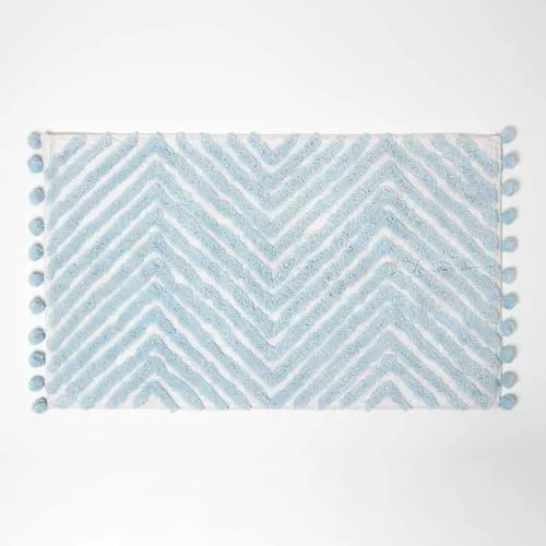 Homescapes Blaue Badematte Zickzack 50x80 cm - Badematten & Badteppiche, flauschig-weich und stylisch im Chevron-Design mit Pompons, super saugfähig und rutschhemmend für maximalen Komfort im Bad.