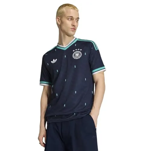 ADIDAS Herren Trikot Deutschland 26 Auswärts - Entdecke das Deutschland 26 Auswärtstrikot von ADIDAS, das Fußballtradition mit modernem Design vereint. Ideal für Sportler_innen und Fans, bietet es Komfort und Stil auf und abseits des Platzes.