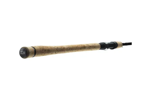 Daiwa Exceler Traditional Spin Rute - Hochwertige Angelrute für Raubfische, ausgestattet mit HMC+® Kohlefaser für hohe Sensibilität und Fuji® DPS Rollenhalter für sicheren Halt. Ideal für Forelle, Hecht, Barsch und Zander.