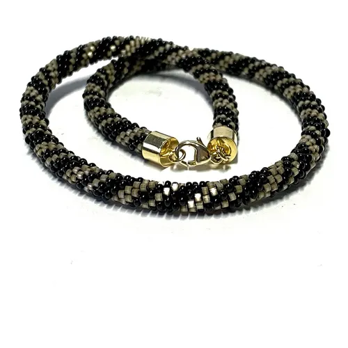 Feine Häkelkette aus Glasperlen mit 925 vergoldet – Handarbeit 40 cm - Elegante Halskette aus hochwertigen Materialien, handgefertigt mit stilvollen Glasperlen. Ideal für besondere Anlässe und den täglichen Gebrauch.